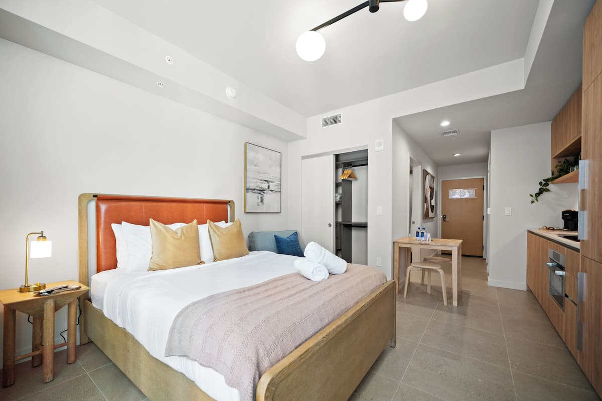 Studio Mewah, balkon | Selimut bulu angsa, meja kerja, Wi-Fi gratis, dan seprai linen
