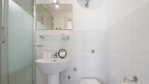 Doccia, bidet, asciugamani, shampoo