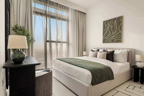 Et moderne hotelværelse med en stor seng, udsigt over byen og en minimalistisk indretning.