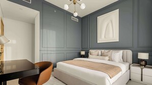 Ein zeitgemäßes Schlafzimmer mit Bett, Nachttischen, Schreibtisch und Stuhl.