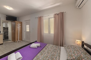 A hotel room with a bed, a bathroom, and a TV. - Klarić Residence (Zadar)
