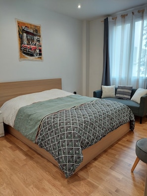 Iron/ironing board, WiFi, bed sheets - Charming 36-square-meter two-room apartment in the heart of the 11th arrondissement, in a quiet and well-insulated location (Paris)