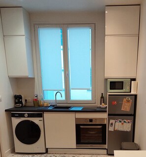 Private kitchen - Charming 36-square-meter two-room apartment in the heart of the 11th arrondissement, in a quiet and well-insulated location (Paris)