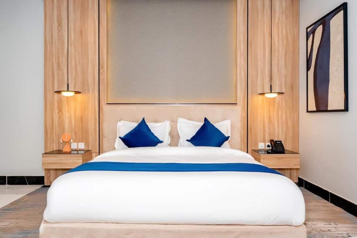 In-room safe, soundproofing, iron/ironing board, free WiFi