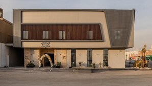 Un bâtiment moderne doté d’un espace d’accueil, de grandes fenêtres et d’un toit plat.