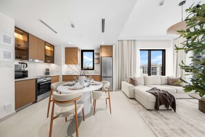 Eine moderne Wohnung mit Küche, Essbereich und Wohnzimmer.