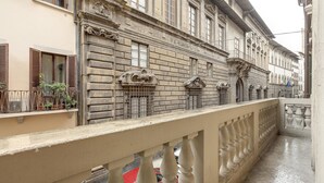 A balcony with a balustrade overlooking a street with buildings. - Proconsolo 9S in Firenze (Florence)