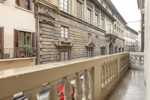 A balcony with a balustrade overlooking a street with buildings. - Proconsolo 9S in Firenze (Florence)