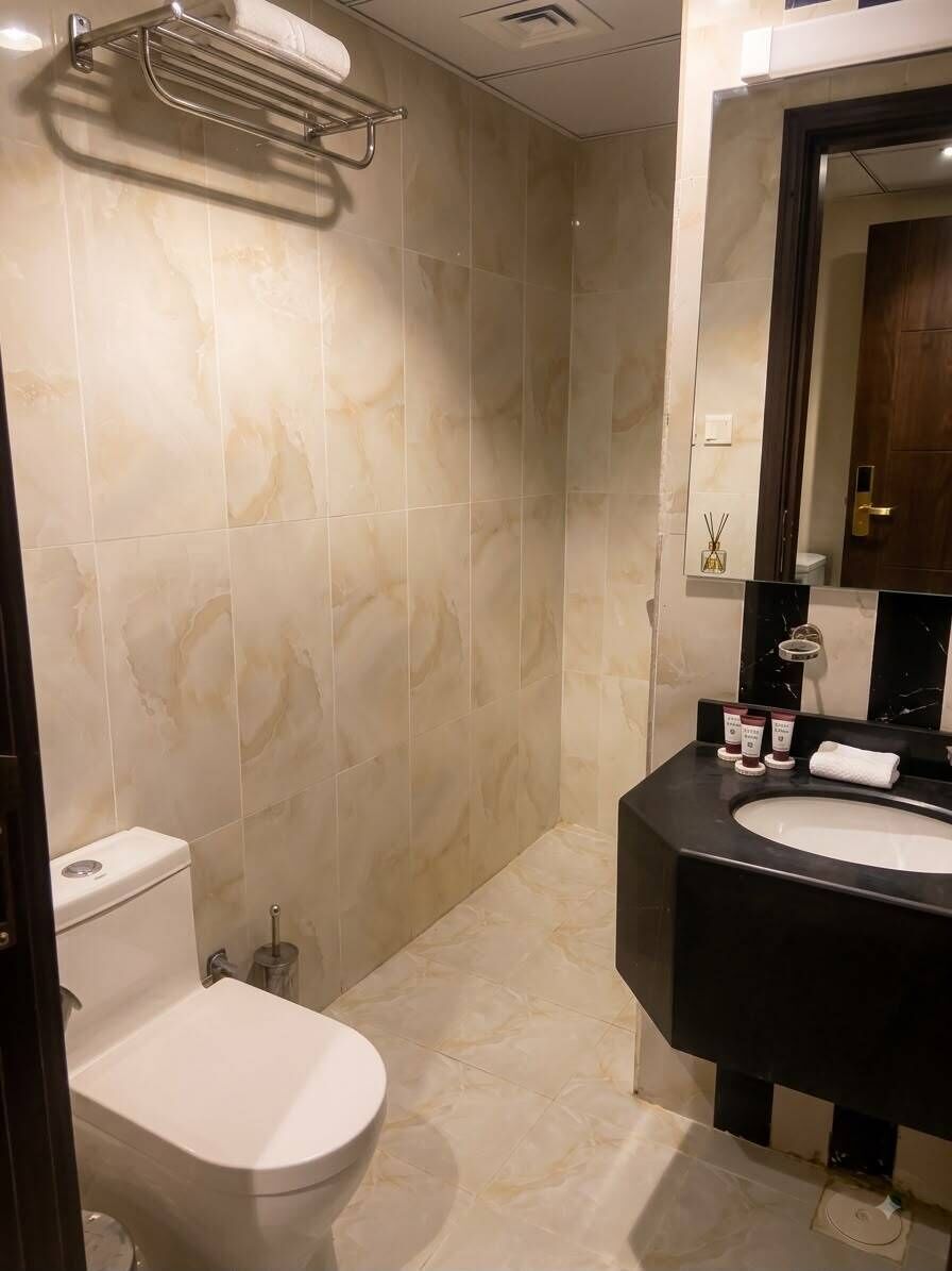 Habitación cuádruple | Baño | Ducha y bañera combinadas y artículos de higiene personal gratuitos