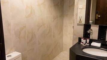 Habitación cuádruple | Baño | Ducha y bañera combinadas y artículos de higiene personal gratuitos
