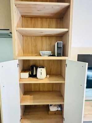 Ein Holzschrank mit drei Einlegebögen, auf denen verschiedene Gegenstände liegen.