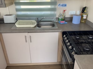 Private kitchen - Holiday Home Sleeps 8 With Parking (Skegness)