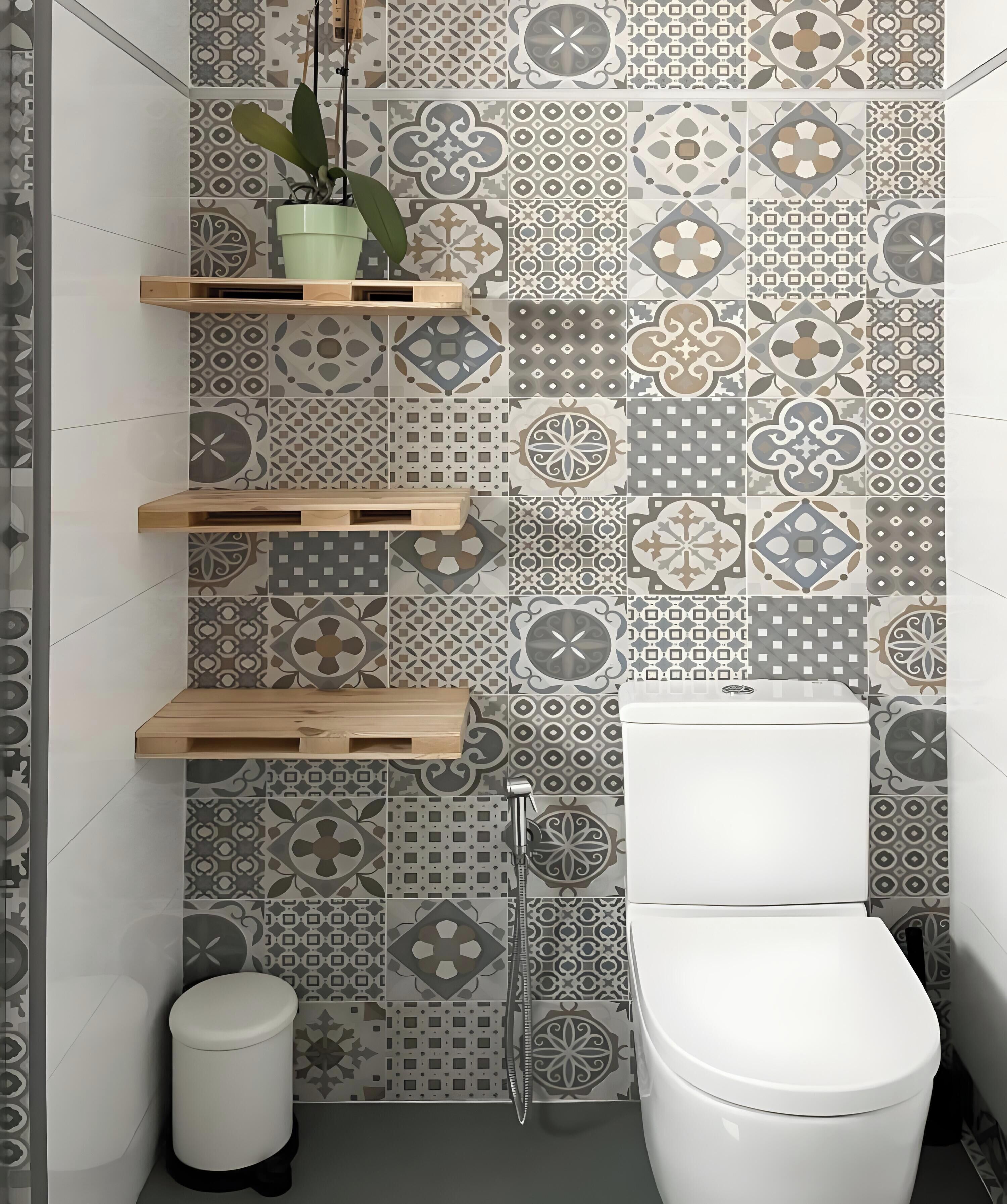 Um banheiro com vaso sanitário, pia e chuveiro. Há prateleiras de madeira acima do vaso sanitário e um vaso de plantas em uma delas.