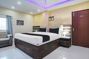 Un dormitorio con cama, mesitas de noche, armario y ventana con cortinas.