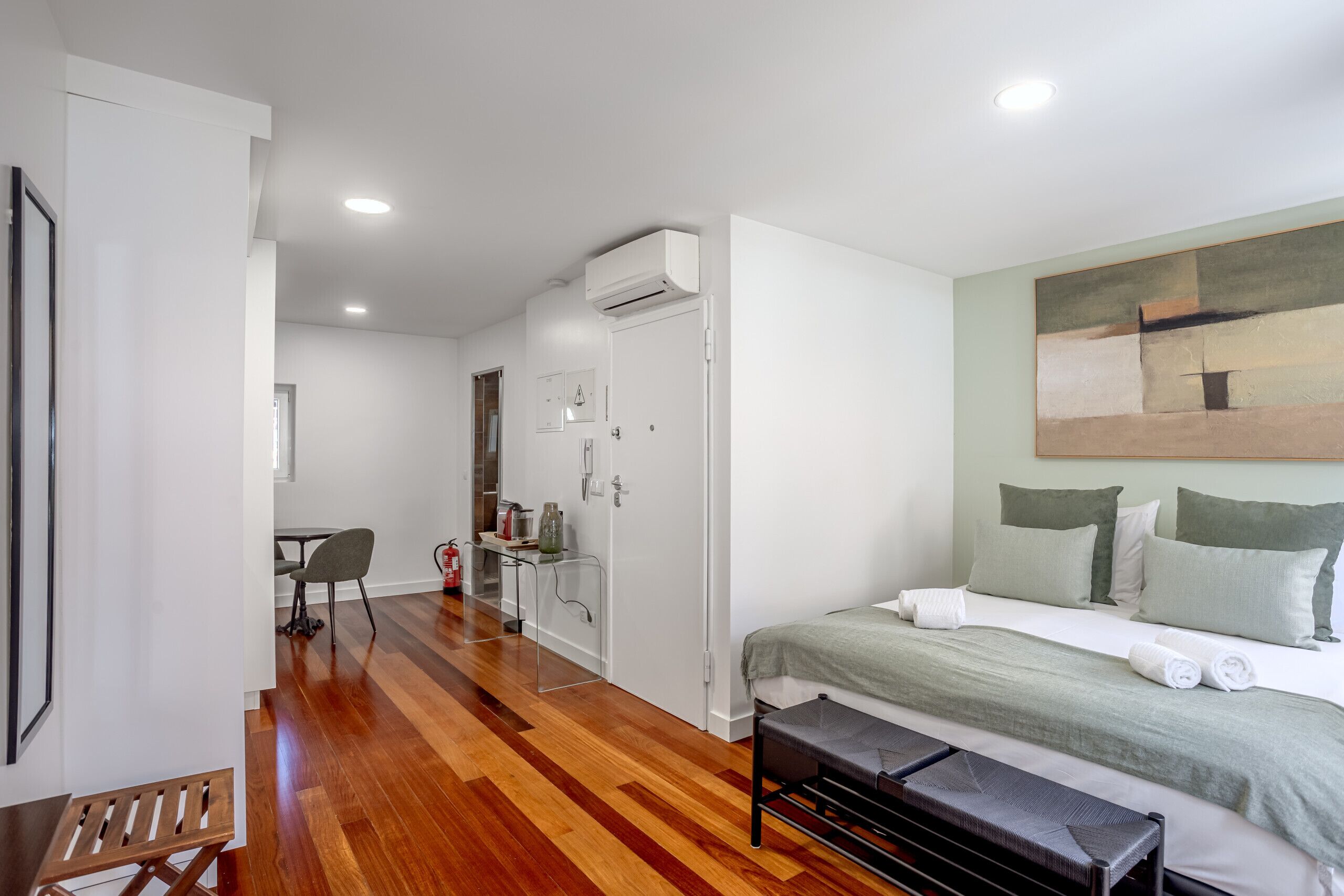 1 bedroom, bed sheets