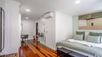 1 bedroom, bed sheets