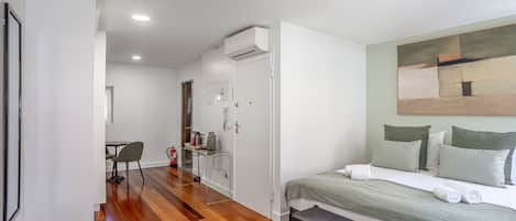 1 bedroom, bed sheets