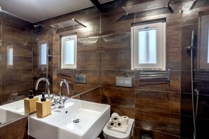 Shower, towels - Estrela Riverside Studios II by Homing (Lisbon)