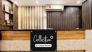 Una recepción con un cartel que indica 'Cobro' y 'Servicio de la empresa'.
