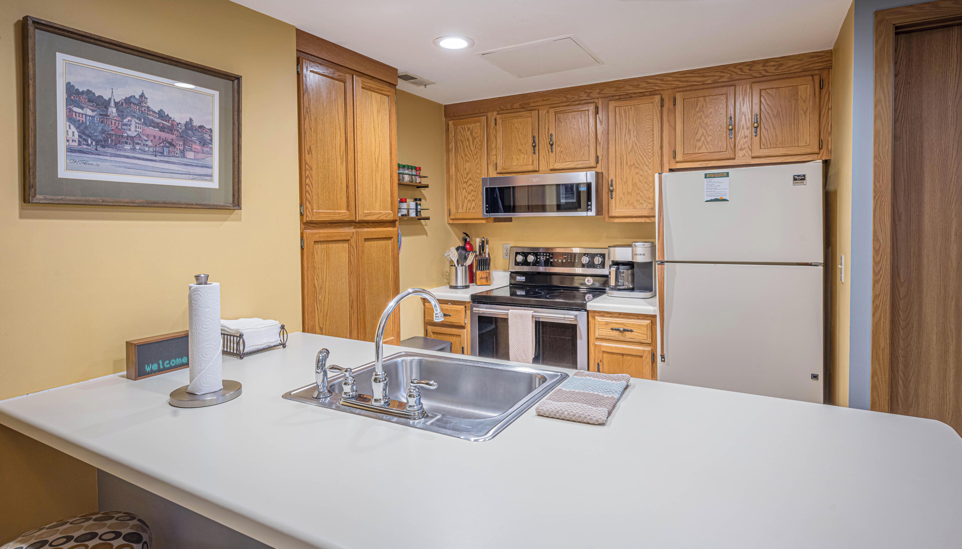 Coffee/tea maker, fridge, microwave, oven
