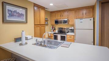 Coffee/tea maker, fridge, microwave, oven