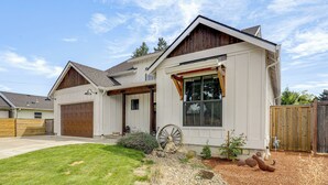 A two-story house with a garage, a front porch, and a well-maintained lawn. - Walk to Autzen Stadium: Eugene Getaway w/ Yard (Eugene)