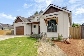 A two-story house with a garage, a front porch, and a well-maintained lawn. - Walk to Autzen Stadium: Eugene Getaway w/ Yard (Eugene)