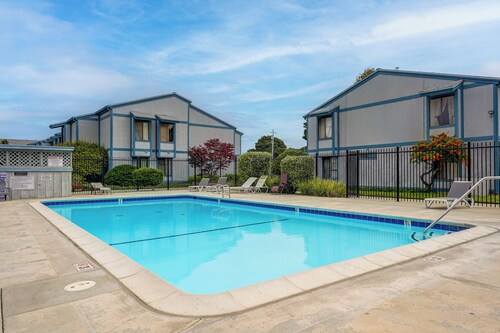 Walk to Capitola Village: Condo w/ 2 Surfboards