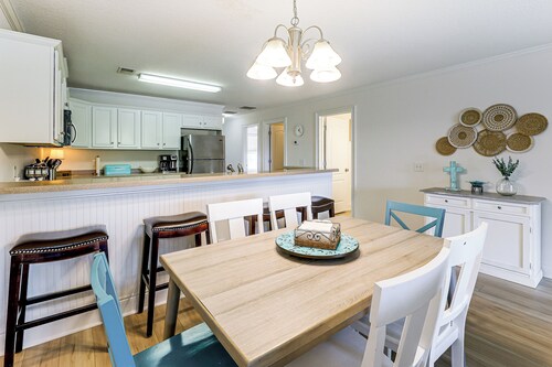Lake Martin Condo Getaway With Pool!