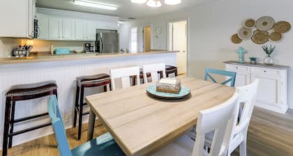 Lake Martin Condo Getaway With Pool!