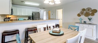 Lake Martin Condo Getaway With Pool!