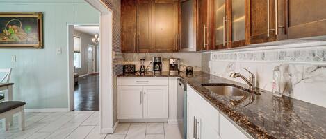 House (5 Bedrooms) | Interior