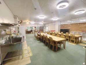 Großer Kühlschrank, Mikrowelle, Ofen, Herdplatte