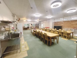 Geladeira grande, micro-ondas, fogão, cooktop