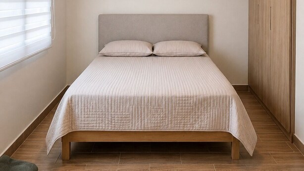 A bedroom with a bed, a ceiling light, an air conditioning unit, and a wooden wardrobe. - Modern apartment stay in Santo Domingo (Santo Domingo)