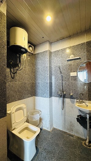 Family Room, Hill View | Bathroom - Hotel Kailasha (Mussoorie)