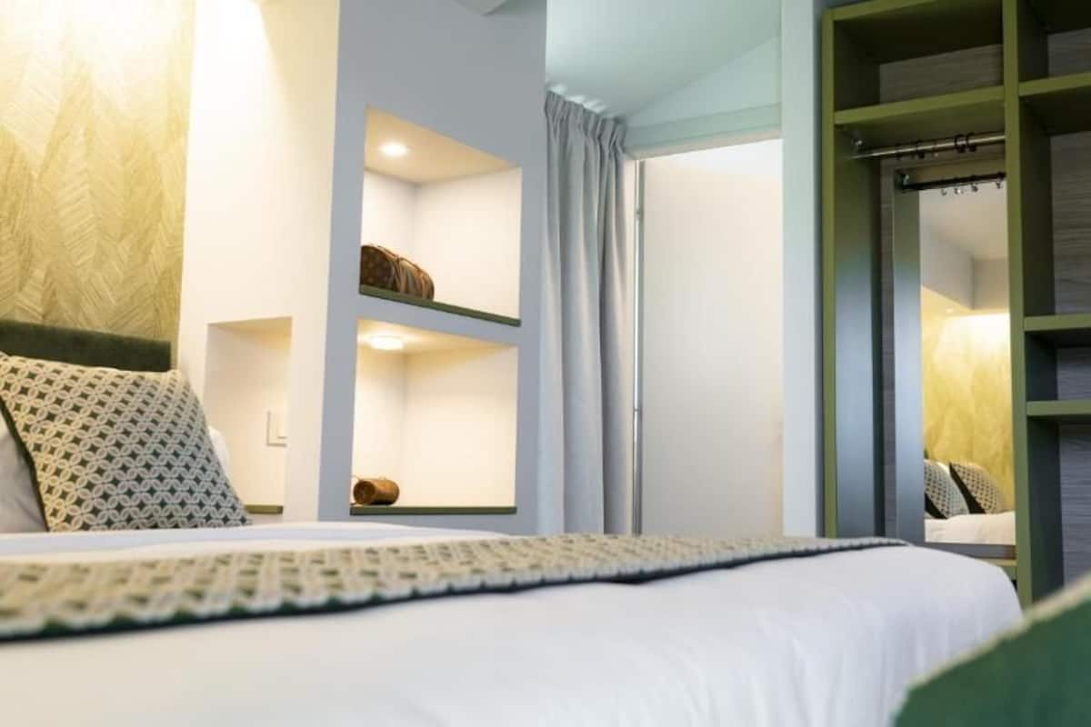 Habitación Deluxe con 1 cama matrimonial o 2 individuales, vista a la ciudad | Caja de seguridad en la habitación y escritorio 