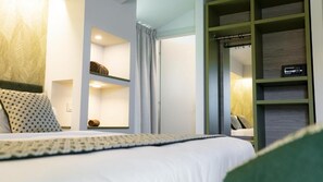 Habitación Deluxe con 1 cama matrimonial o 2 individuales, vista a la ciudad | Caja de seguridad en la habitación y escritorio 