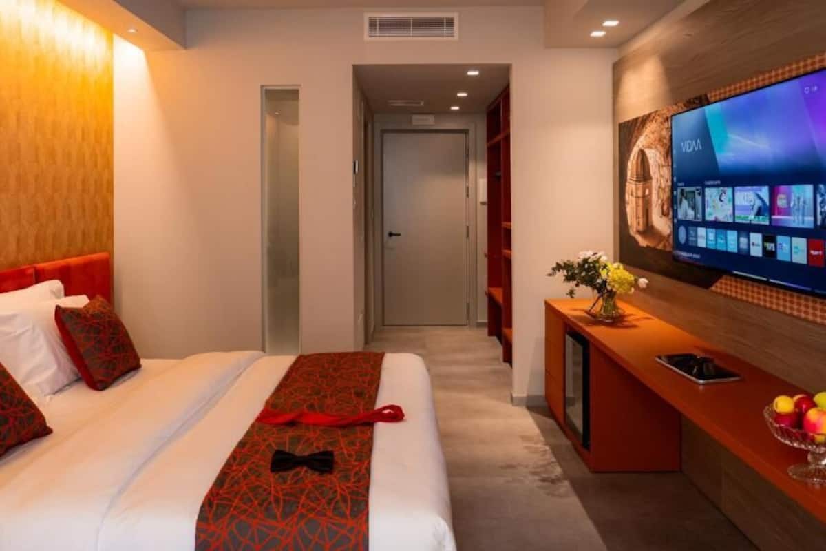 Habitación doble Premium, vista a la ciudad | Caja de seguridad en la habitación y escritorio 