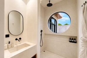 Douche, sèche-cheveux, bidet, serviettes fournies