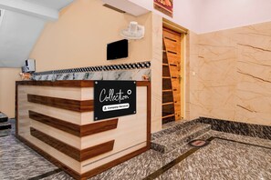 Un mostrador de recepción con un cartel que indica servicio de empresa.