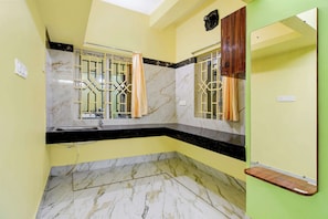 Habitación clásica | Baño | Regadera, amenidades de baño gratuitas, toallas, jabón