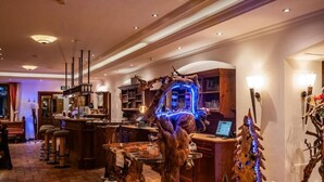 Eine Bar mit Holzeinrichtung und einem Laptop auf der Theke.