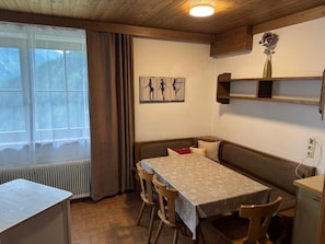 Standard Apartment, Garden View | Dining - Schönmoosalm (Krimml)