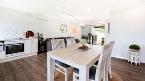 Dining - Periwinkle - perfect base for a beachside getaway with family and pets (Culburra Beach)