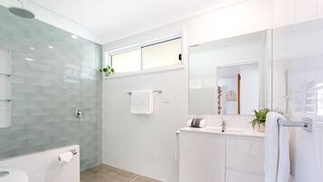 Shower, hair dryer, towels