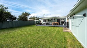 Outdoor dining - Periwinkle - perfect base for a beachside getaway with family and pets (Culburra Beach)