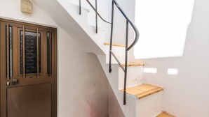 Eine Treppe mit Metallgeländer und einer Holzplattform.