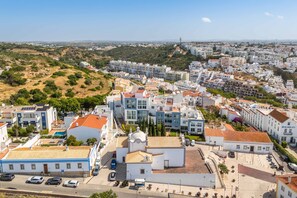 A coastal town with modern buildings, a marina, and a clear view of the sea. - Old Town Bayview T1 w Pool - 350m to Beach (Albufeira)