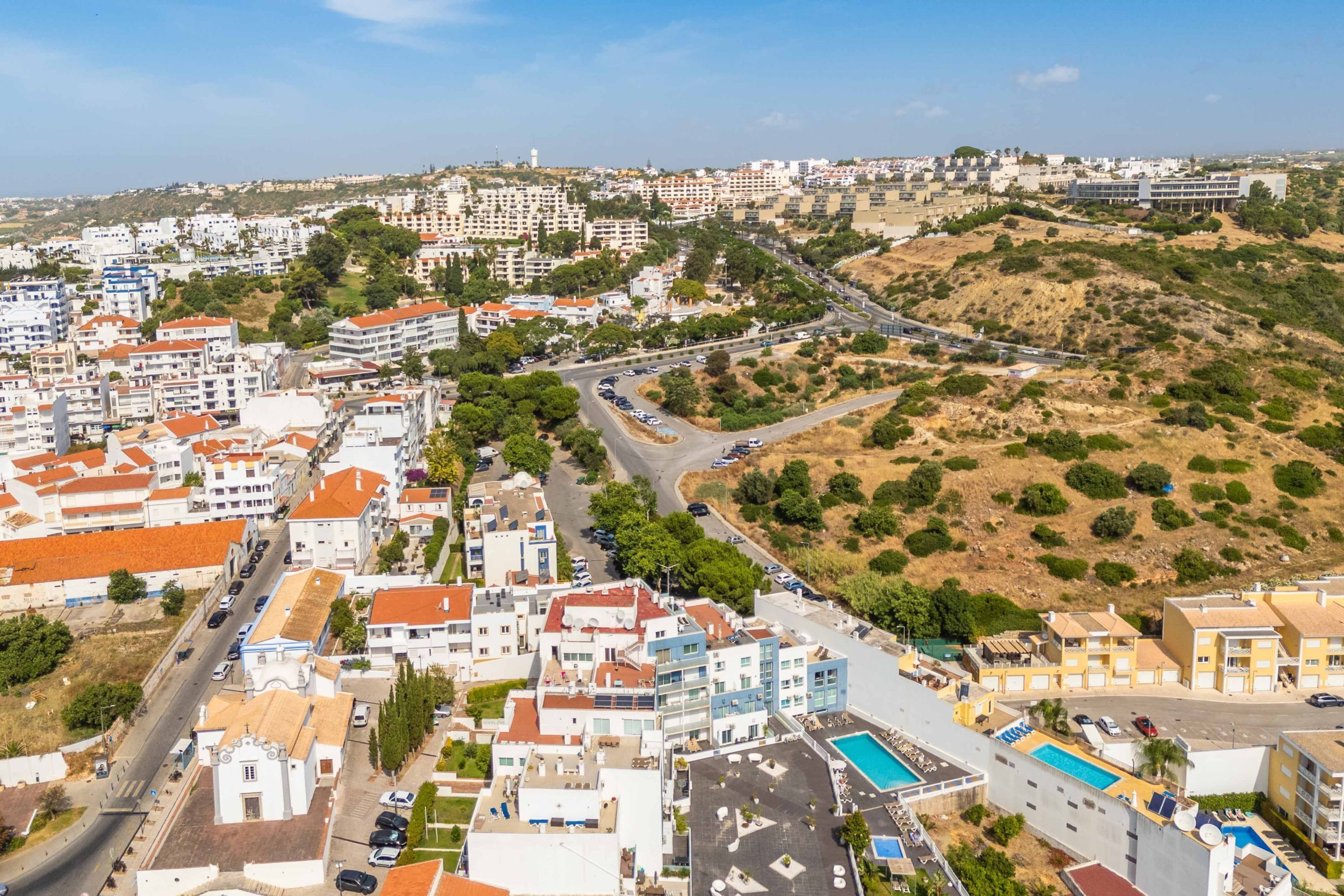 Un quartier résidentiel où l’architecture moderne et traditionnelle se côtoient, et qui se distingue notamment par un vaste espace piscine.